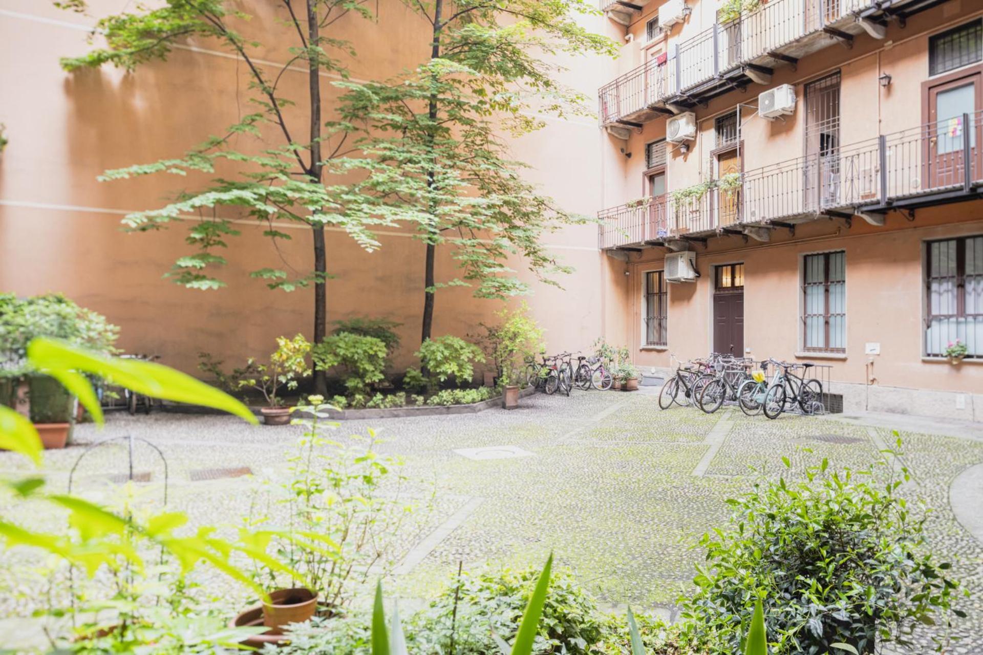 Easylife - Elegante In Moscova Milan